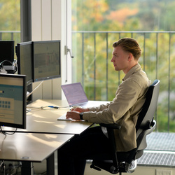 Medewerker zit aan zijn bureau