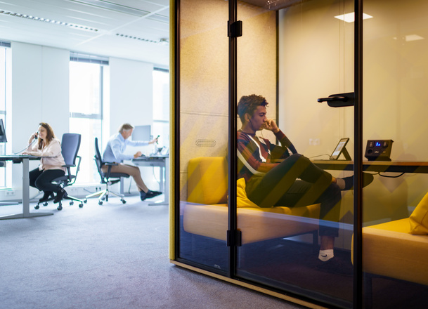 Medewerker zit in een vergaderruimte te overleggen
