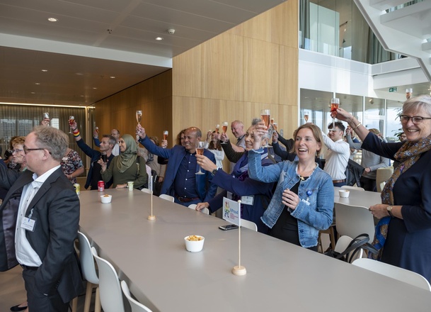 Medewerkers proosten bij een bijeenkomst van netwerk Bproud