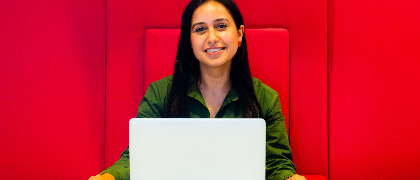 serap Ozturk achter de computer