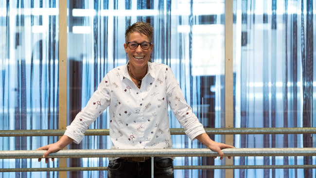 Vera van Os kijkt lachend naar de camera