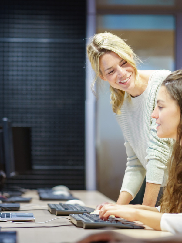 Twee medewerkers aan het werk