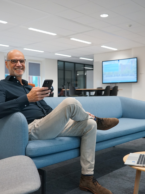 Medewerker zit op de bank