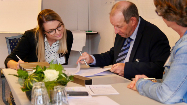 man en vrouw ondertekenen contract
