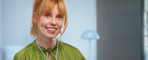 Medewerker staat achter bureau