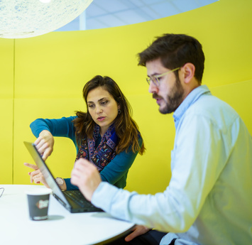 Een collega legt iets uit aan een andere collega