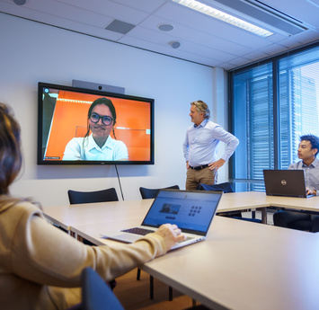 Medewerkers in digitaal overleg met elkaar