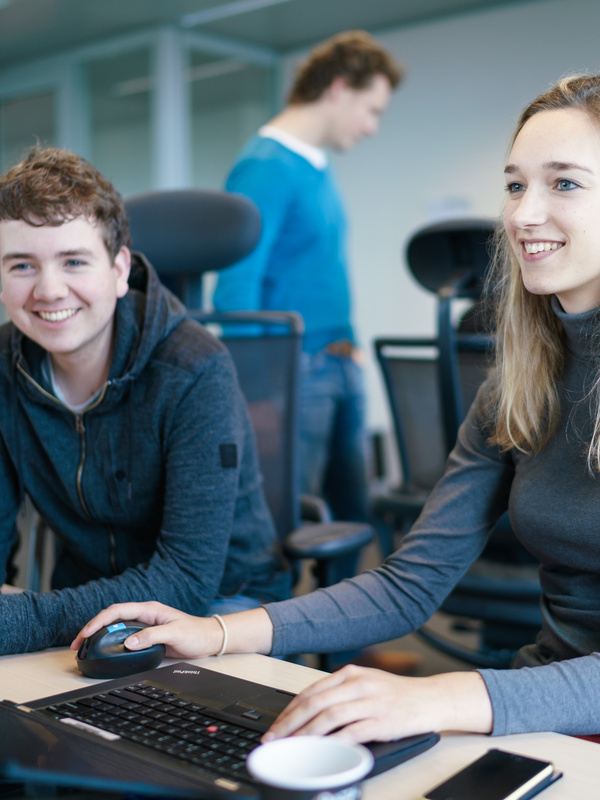 twee jonge ICT medewerkers aan het werk achter een computer