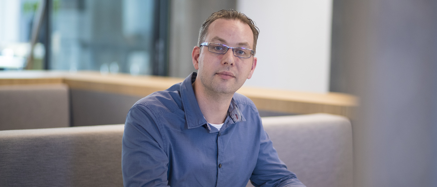 Robin Maat kijkt naar camera