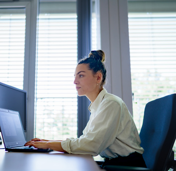 Medewerker is aan het werk achter haar laptop