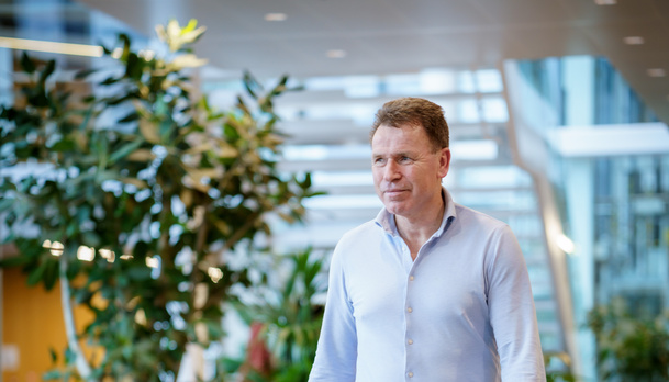 Medewerker loopt door de hal