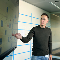 Een medewerker legt iets uit aan andere medewerkers