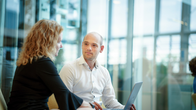 Twee medewerkers in werkoverleg