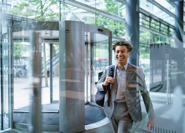Medewerker loopt vrolijk door het pand