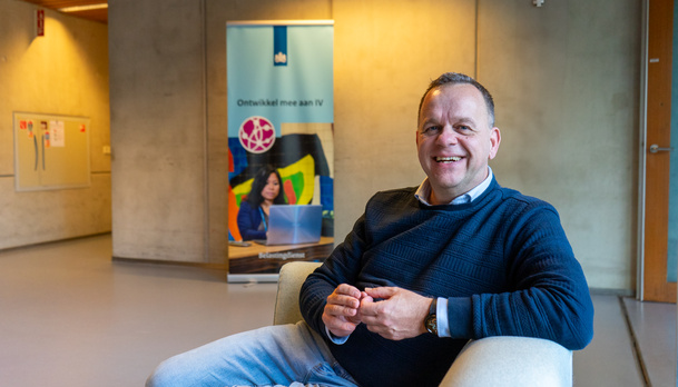 Medewerker zit op een bank