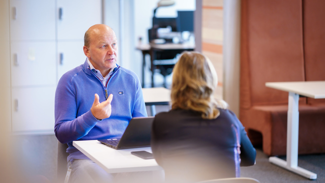 Twee medewerkers zijn in gesprek