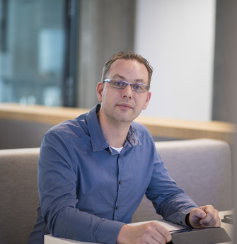 Robin Maat kijkt naar camera