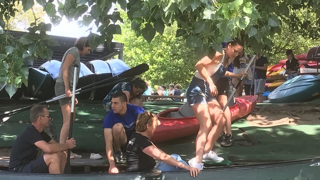 Teamuitje met de kano varen