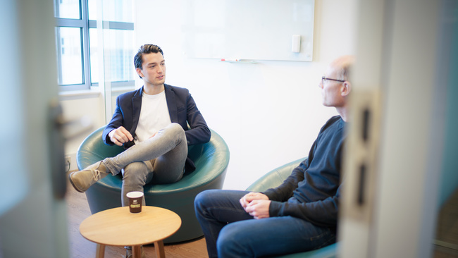 Wessel in gesprek met collega