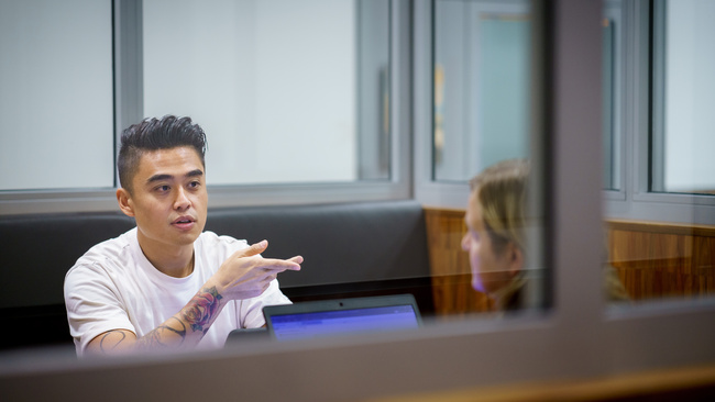 Twee medewerkers zijn aan het overleggen