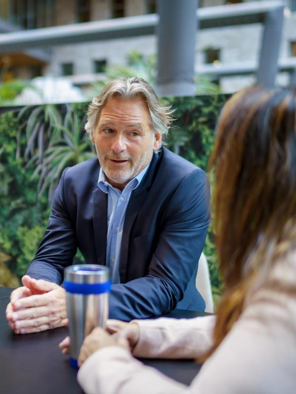 Medewerker legt uit iets aan zijn collega's