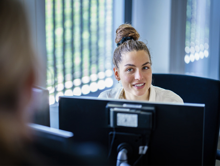 Medeweker die in gesprek is met een andere medewerker