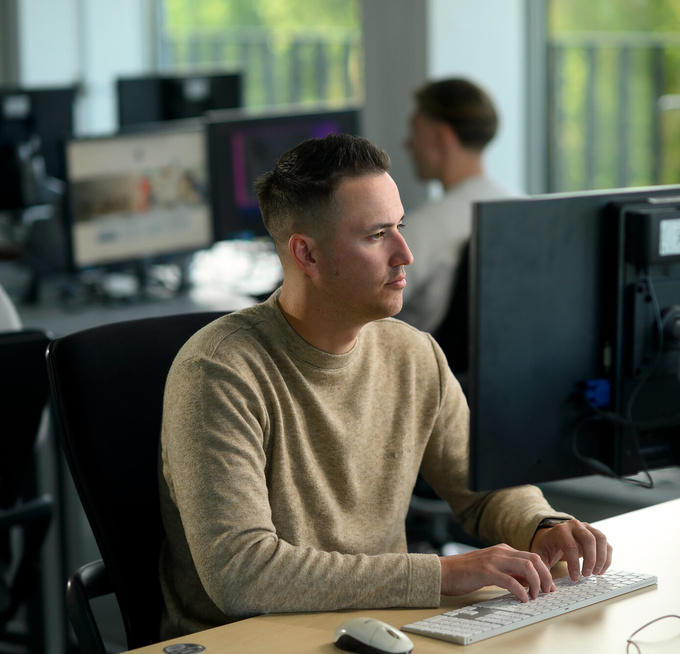 Medewerker die aan het werk is op zijn computer