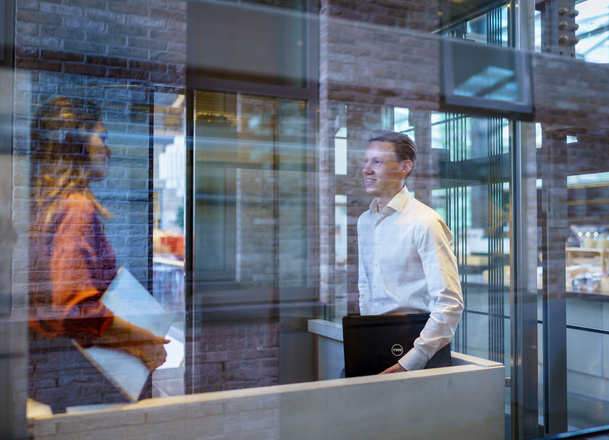 Twee collega's staan in de lift