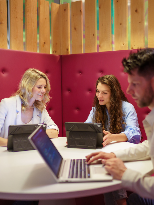 Meerdere collega's zijn met elkaar in overleg