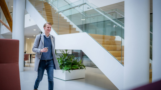 Medewerker loopt door de hal
