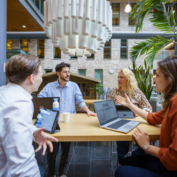 Verschillende collega's zijn met elkaar in overleg