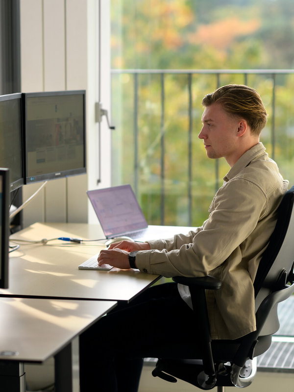 Medewerker zit aan zijn bureau