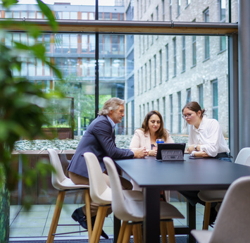 Collega's zijn met elkaar in overleg