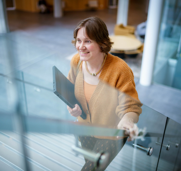 Medewerker loopt de trap op