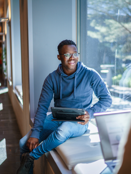 Medewerker zit op een bankje met een andere medewerker