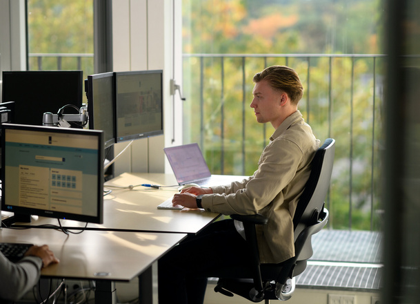 Medewerker zit aan zijn bureau