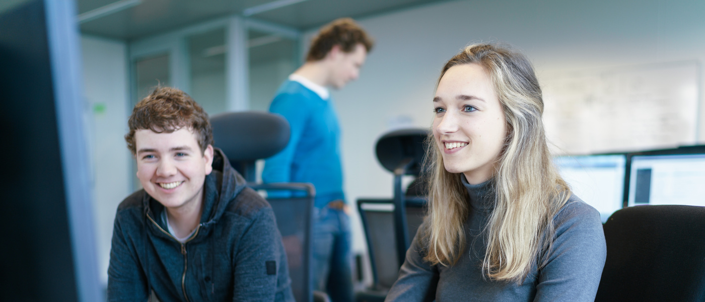 twee jonge ICT medewerkers aan het werk achter een computer