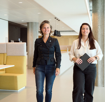 Twee medewerkers lopen door de gang