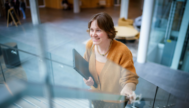 Medewerker loopt de trap op