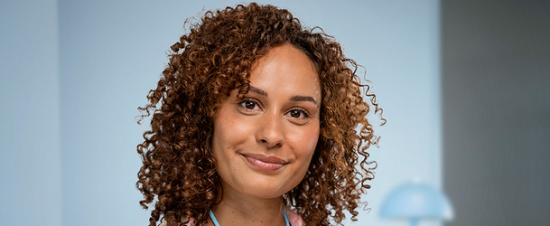 Medewerker staat achter bureau