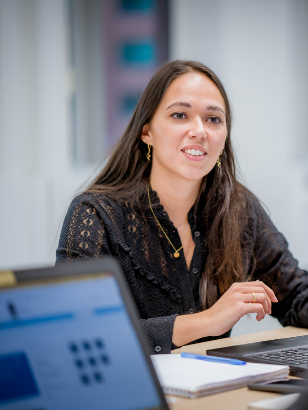 Vrouw legt iets uit aan haar collega