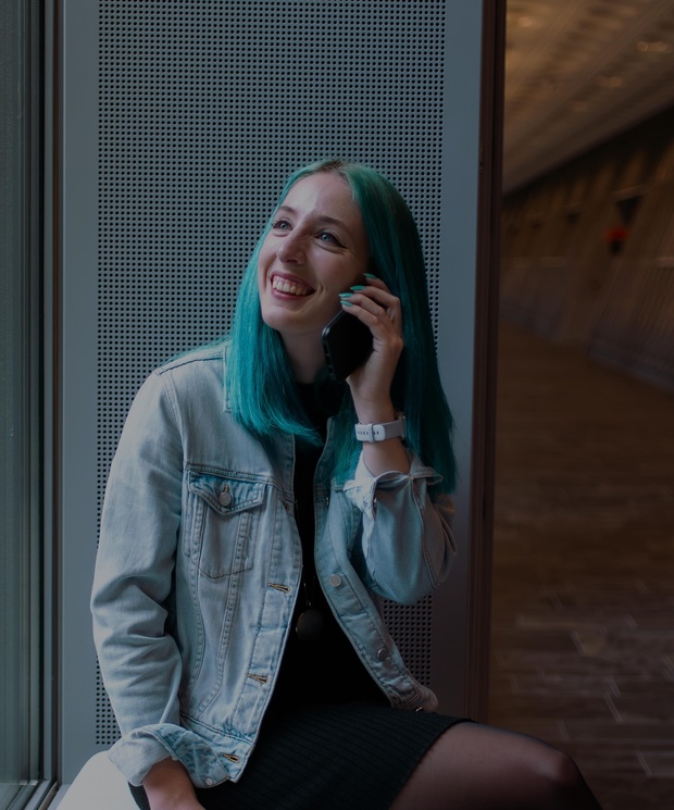 Medewerker is aan het telefoneren