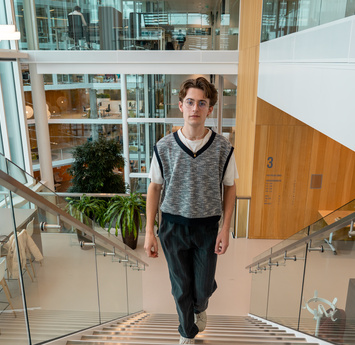 Medewerker loopt de trap op