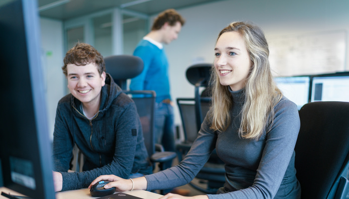 twee jonge ICT medewerkers aan het werk achter een computer