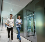 Twee medewerkers lopen door de hal