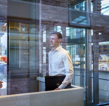 Twee collega's staan in de lift