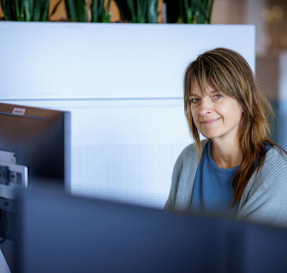 Medewerker zit achter computer
