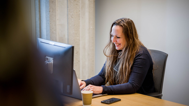 Medewerker zit achter haar computer