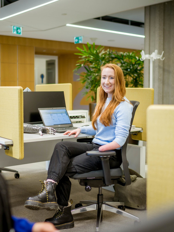Twee medewerkers kletsen met elkaar