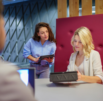 Twee collega's zijn met elkaar in gesprek